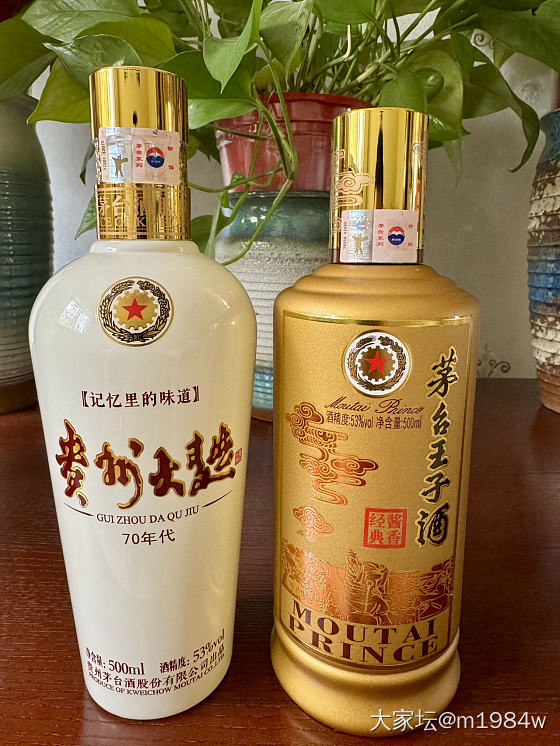 2021年7月的贵大70年代
2022年3月的茅台王子酱香经典
酱酒越放味儿越好..._中国酒