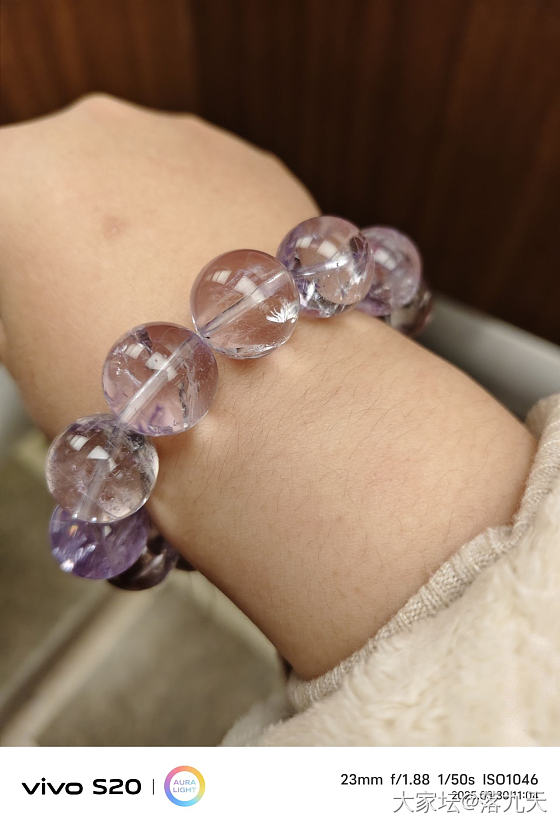紫阿塞透体大冰片，颜色有点淡_水晶