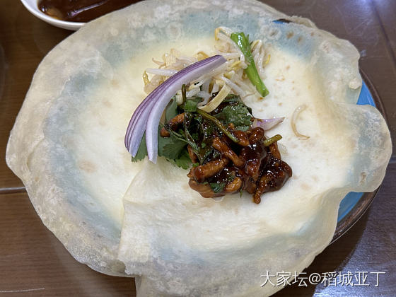 下午和朋友出来溜达，溜达到饭点，去吃了道外区的雪龙筋饼。_美食生活