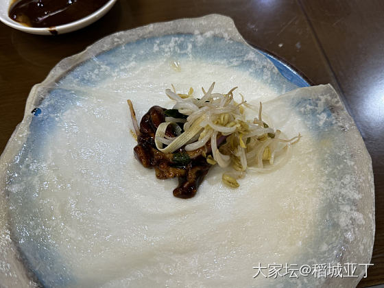 下午和朋友出来溜达，溜达到饭点，去吃了道外区的雪龙筋饼。_美食生活