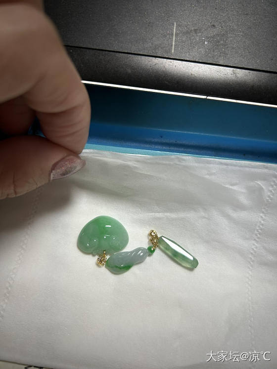 哈哈 都在讨论黄金 我来晒晒刚到手的翡翠小咪咪吧_翡翠