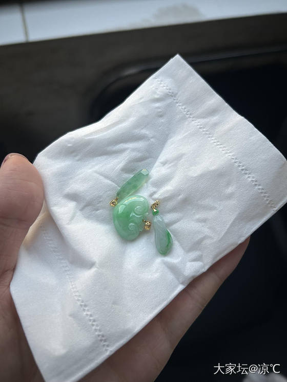 哈哈 都在讨论黄金 我来晒晒刚到手的翡翠小咪咪吧_翡翠