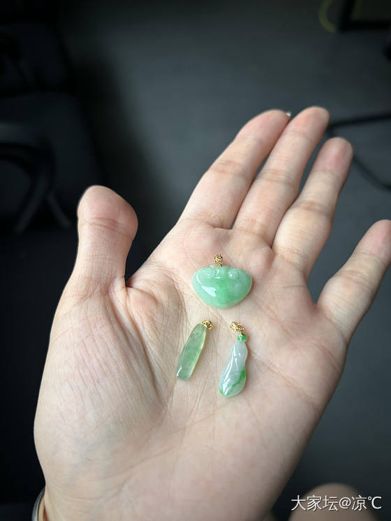 哈哈 都在讨论黄金 我来晒晒刚到手的翡翠小咪咪吧_翡翠