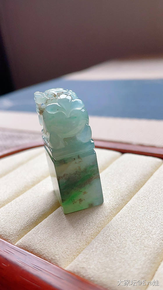 独一件冰乌鸡阳绿花印章_翡翠