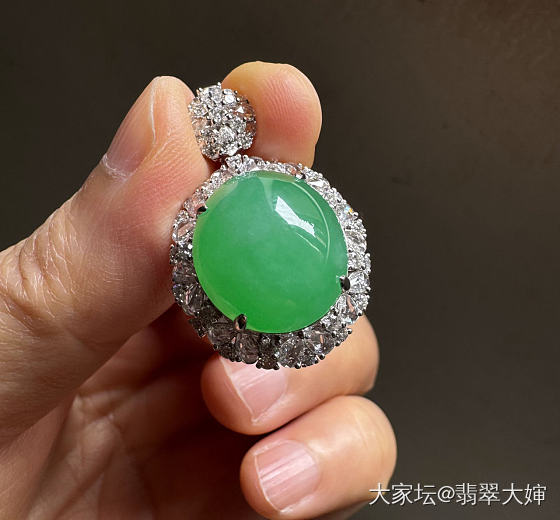 甜阳绿鸽子蛋吊坠有上身照_翡翠