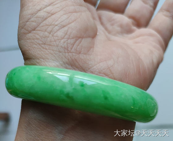 1w能买到什么样的翡翠手镯，我想看看图片_翡翠
