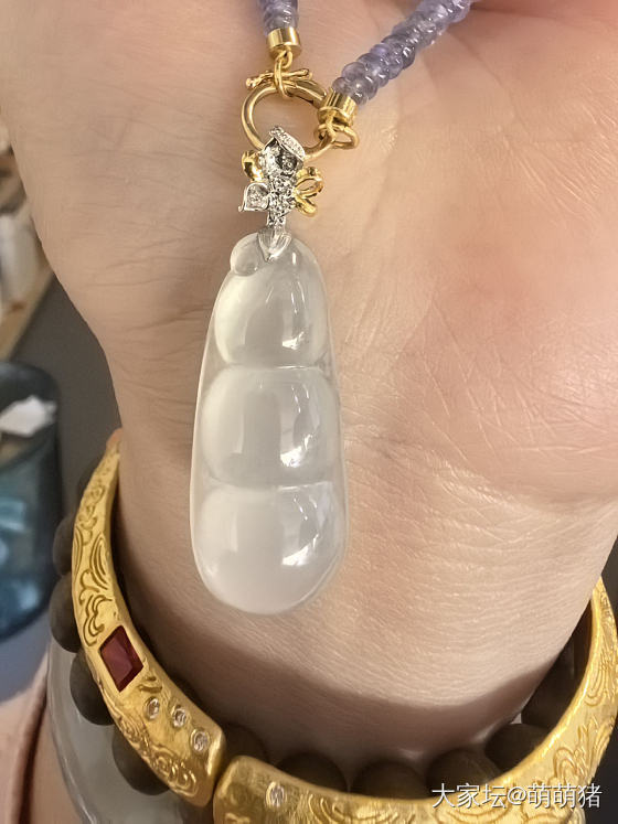 豆子是新货，回家准备配铂金钻石链子去。元宝是年前买了，终于上串的。铂金钻石链也是..._金翡翠