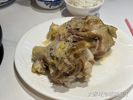 今天帮朋友搬家。晚上朋友请我去吃张玲杀猪菜。杀猪菜真香！_美食生活