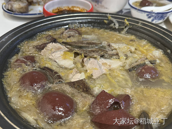 今天帮朋友搬家。晚上朋友请我去吃张玲杀猪菜。杀猪菜真香！_美食生活