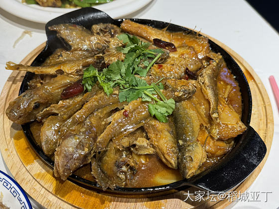 今天帮朋友搬家。晚上朋友请我去吃张玲杀猪菜。杀猪菜真香！_美食生活