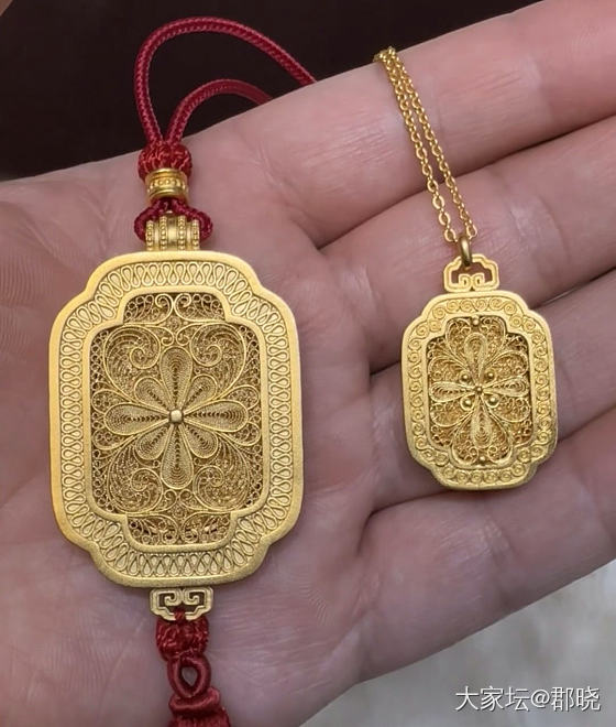 周大福新品-雕漆喜鹊黄金吊坠项链
古法雕漆工艺，雕漆工艺每一道工序，都依赖时间的...