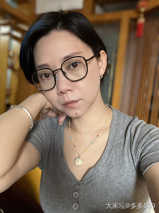 睡眠不足黑眼圈严重，不会化妆🤣打个粉底也算化了妆吧_彩妆