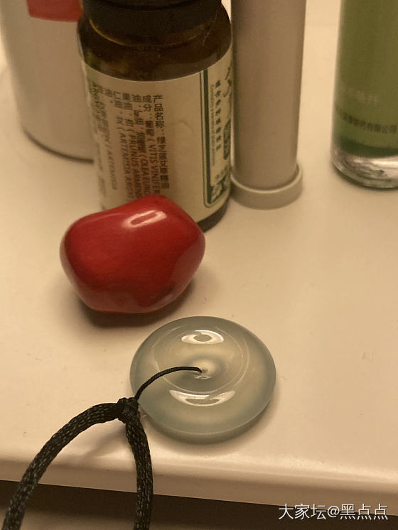 不知道算什么颜色的翡翠扣子_翡翠