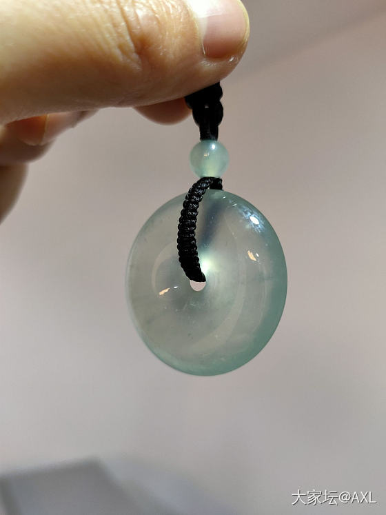 不知道算什么颜色的翡翠扣子_翡翠