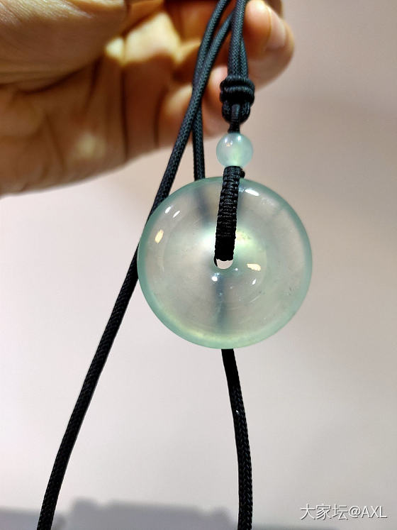 不知道算什么颜色的翡翠扣子_翡翠
