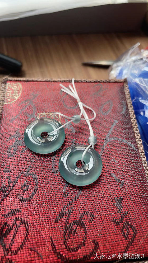不知道算什么颜色的翡翠扣子_翡翠