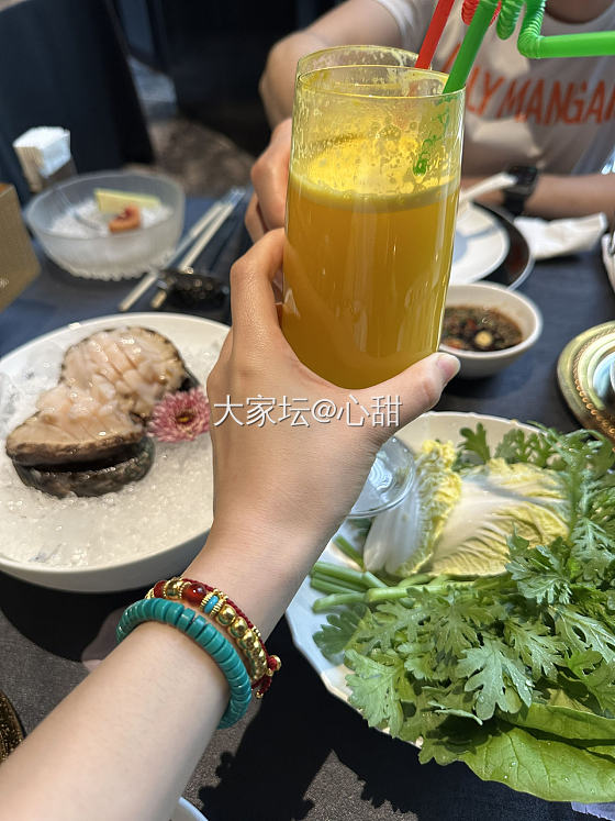 手上戴了一红一绿，花里胡哨地去过了个生日_美食