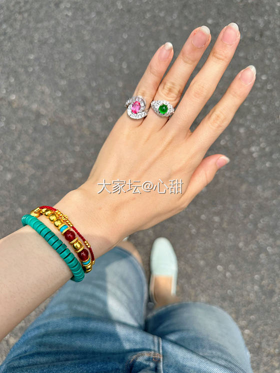 手上戴了一红一绿，花里胡哨地去过了个生日_美食