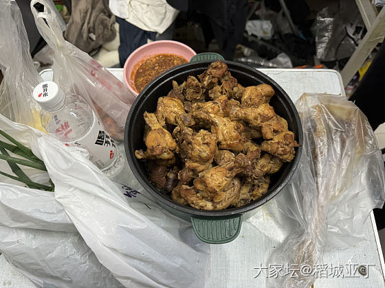 下午表弟烀了一锅卤鸡货，叫我过来喝点酒。_美食生活