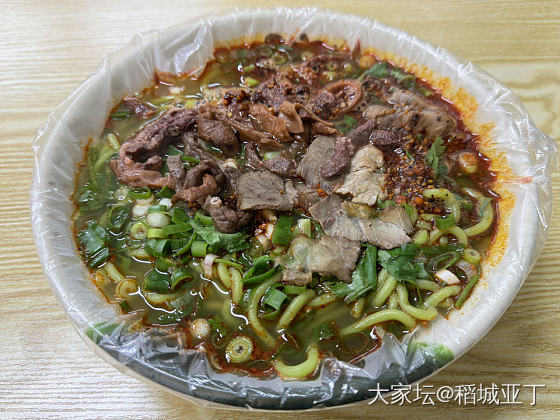 晚上溜达累了感觉好饿，自己吃了碗13元的饸饹面，吃挺好的。_美食生活