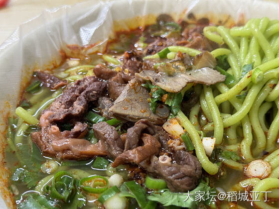 晚上溜达累了感觉好饿，自己吃了碗13元的饸饹面，吃挺好的。_美食生活