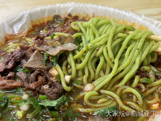 晚上溜达累了感觉好饿，自己吃了碗13元的饸饹面，吃挺好的。_美食生活