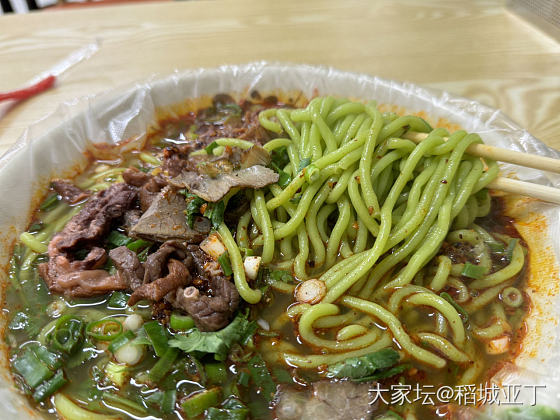 晚上溜达累了感觉好饿，自己吃了碗13元的饸饹面，吃挺好的。_美食生活