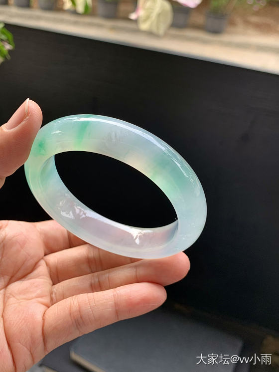 戴上超显贵气的宽版翡翠手镯_翡翠