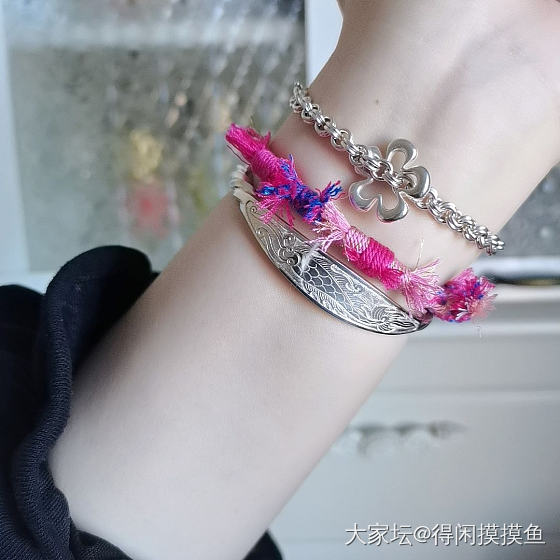 买了一堆五颜六色的手绳_银