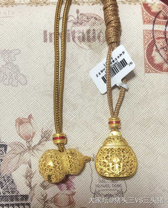 挂在树中间的两个吊坠_金
