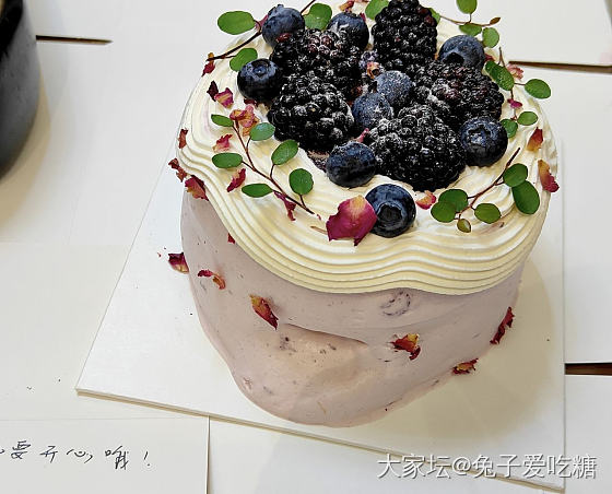 点了一个四寸的蓝莓桑椹新款蛋糕咪西咪西_美食