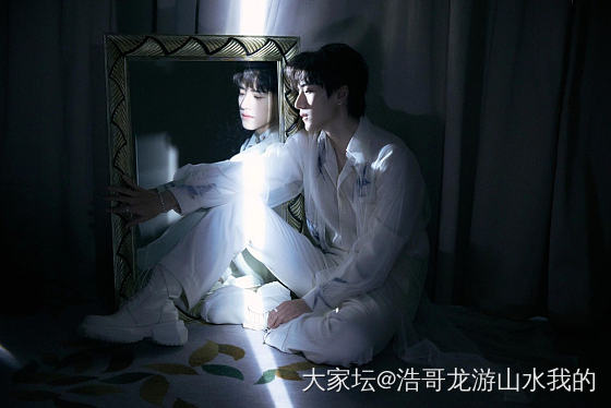 主播手掌上有ABCD四个扣子，请将这四个扣子按照价格高低，从高到低排列_翡翠
