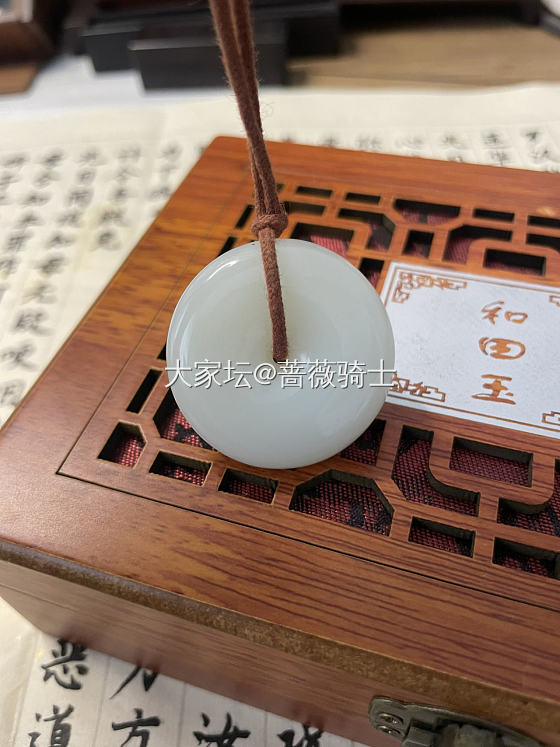 大白扣子来一套_吊坠和田玉