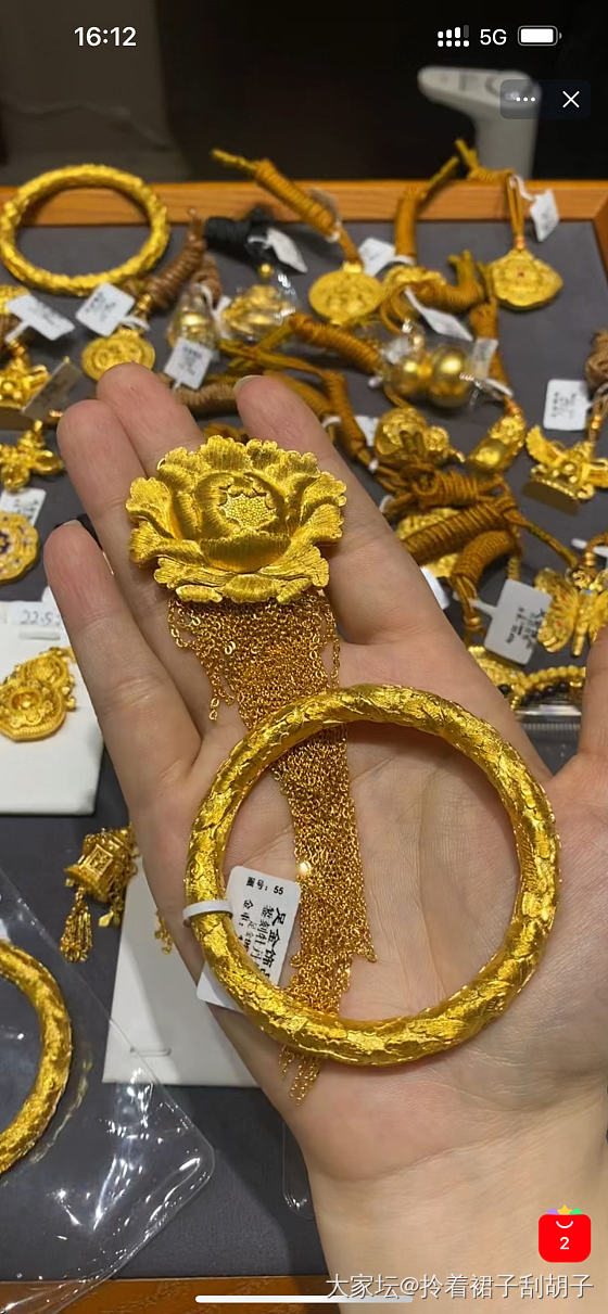 白天看到一家牡丹錾刻空心的。60到100g。晚上看到一家实心的。70g左右。_金