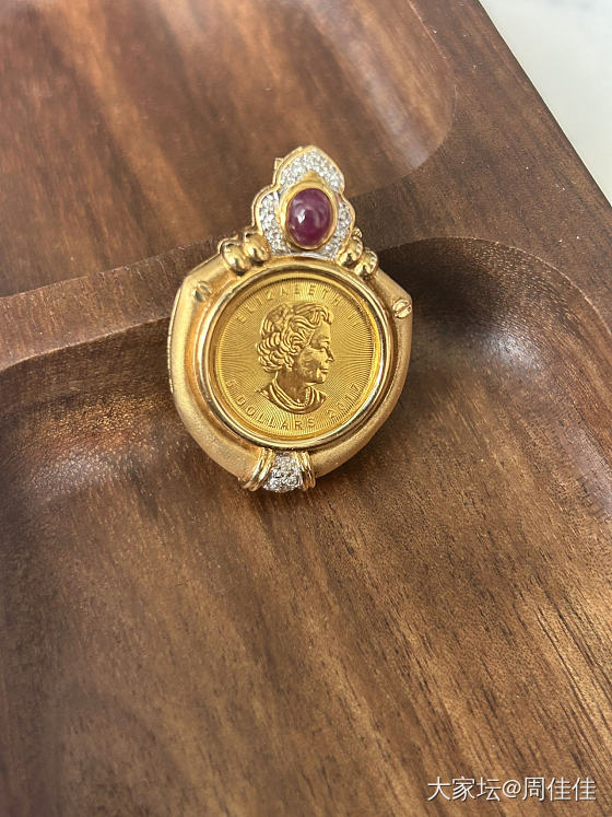 出18k镶足金币吊坠_金