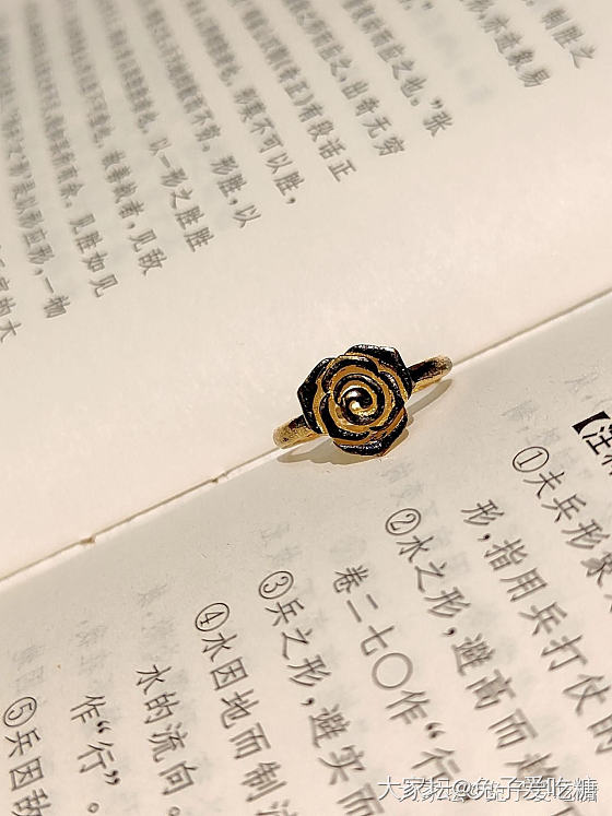 我改造的黑金玫瑰戒指上手图_时尚首饰金