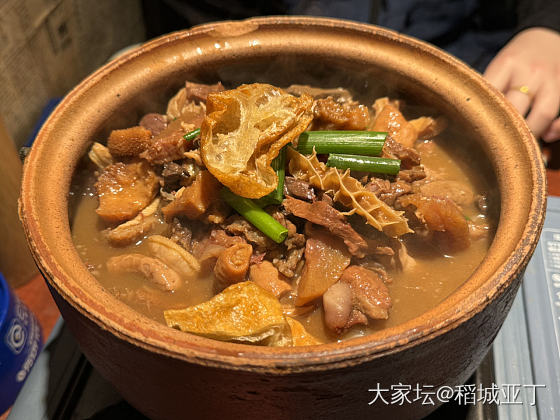 五一出来改善伙食，今晚和朋友去吃牛喜市广式牛杂煲自助。_美食生活