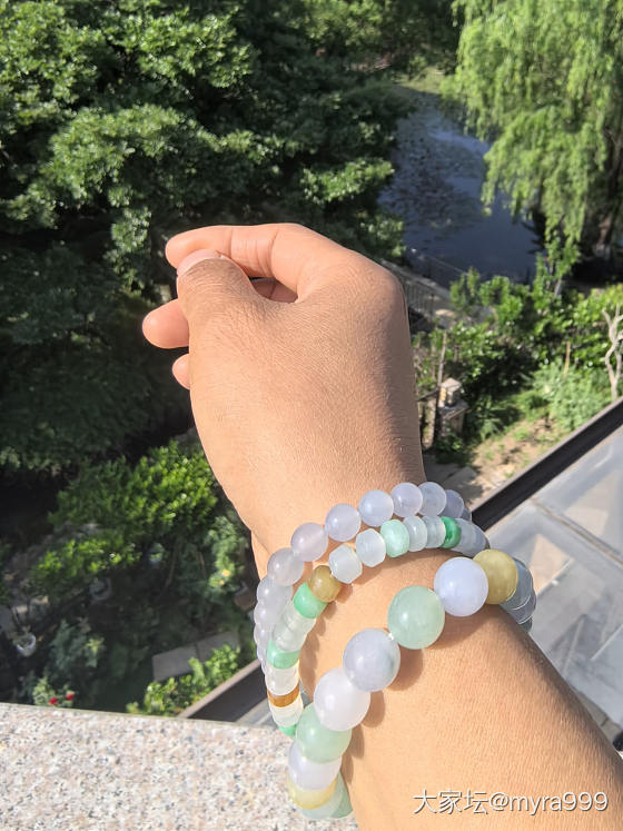 在阳光下的状态_珠串翡翠