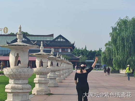 开心一刻：出门旅游不要穿一字肩衣服。_穿搭