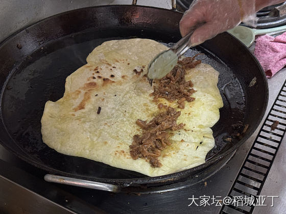 晚上想出来吃点便宜的，花了15块钱吃了刀鱼卷饼套餐_美食生活
