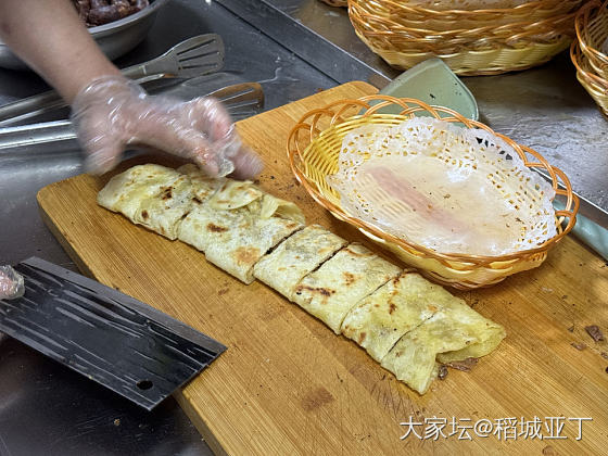 晚上想出来吃点便宜的，花了15块钱吃了刀鱼卷饼套餐_美食生活