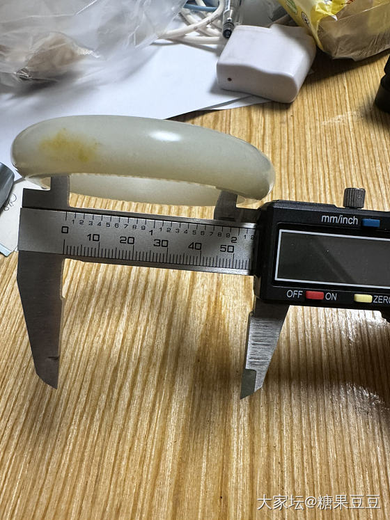 出一个带皮的新疆山料56圈_和田玉