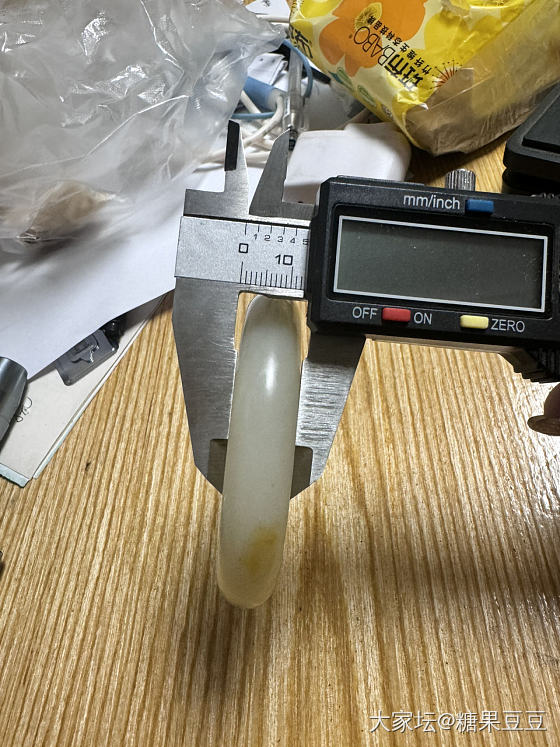 出一个带皮的新疆山料56圈_和田玉