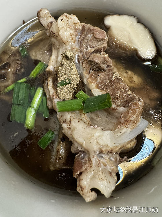 蒸鱼的时候生菜进蒸箱断个生，酱油麻油拌一下。_美食