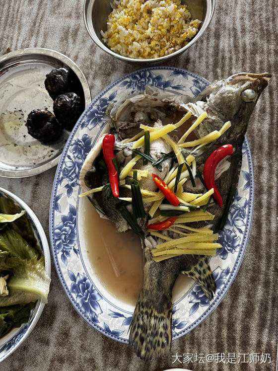 蒸鱼的时候生菜进蒸箱断个生，酱油麻油拌一下。_美食