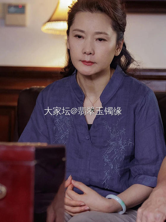 母亲节礼物~翡翠白底青，那可是国民手镯呀~_翡翠