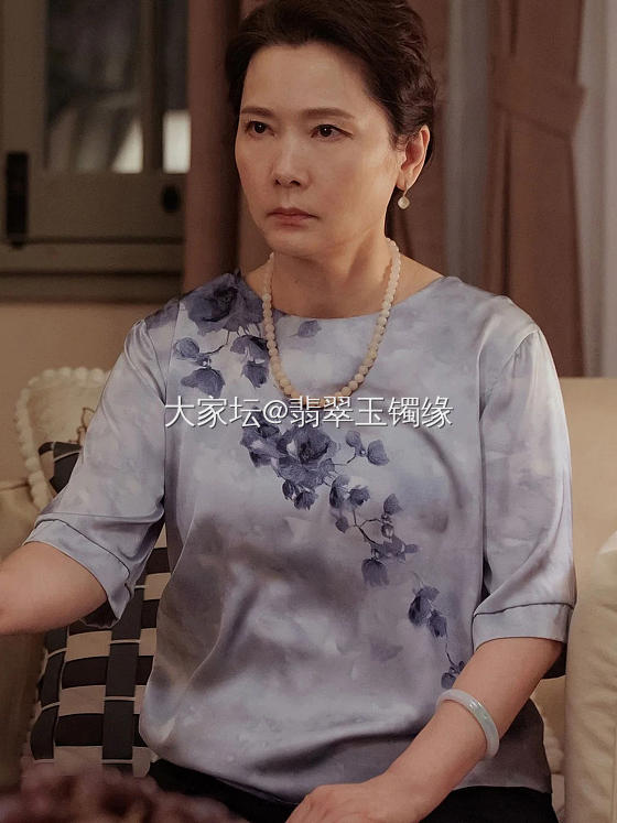 母亲节礼物~翡翠白底青，那可是国民手镯呀~_翡翠