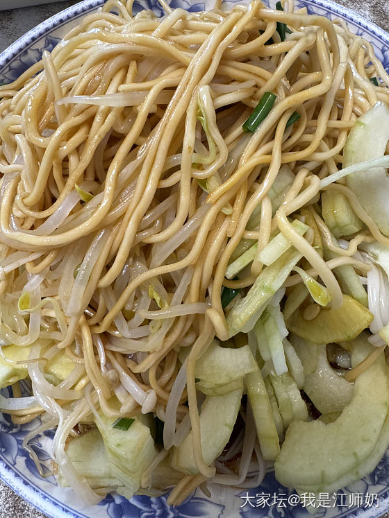 菜市场凉拌面分好的三块钱一份，我觉得一顿吃太多了，下了一半。_美食