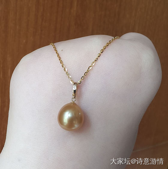 小百出高品质18K南洋金珠吊坠_有机宝石