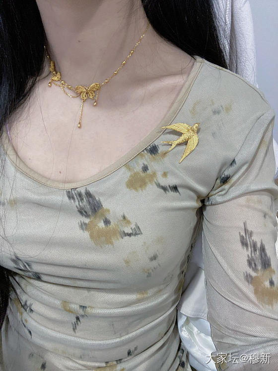 蝴蝶夫人和燕子
鸟语花香风
这个项链感觉只适合搭配大领口的衣服_项链金